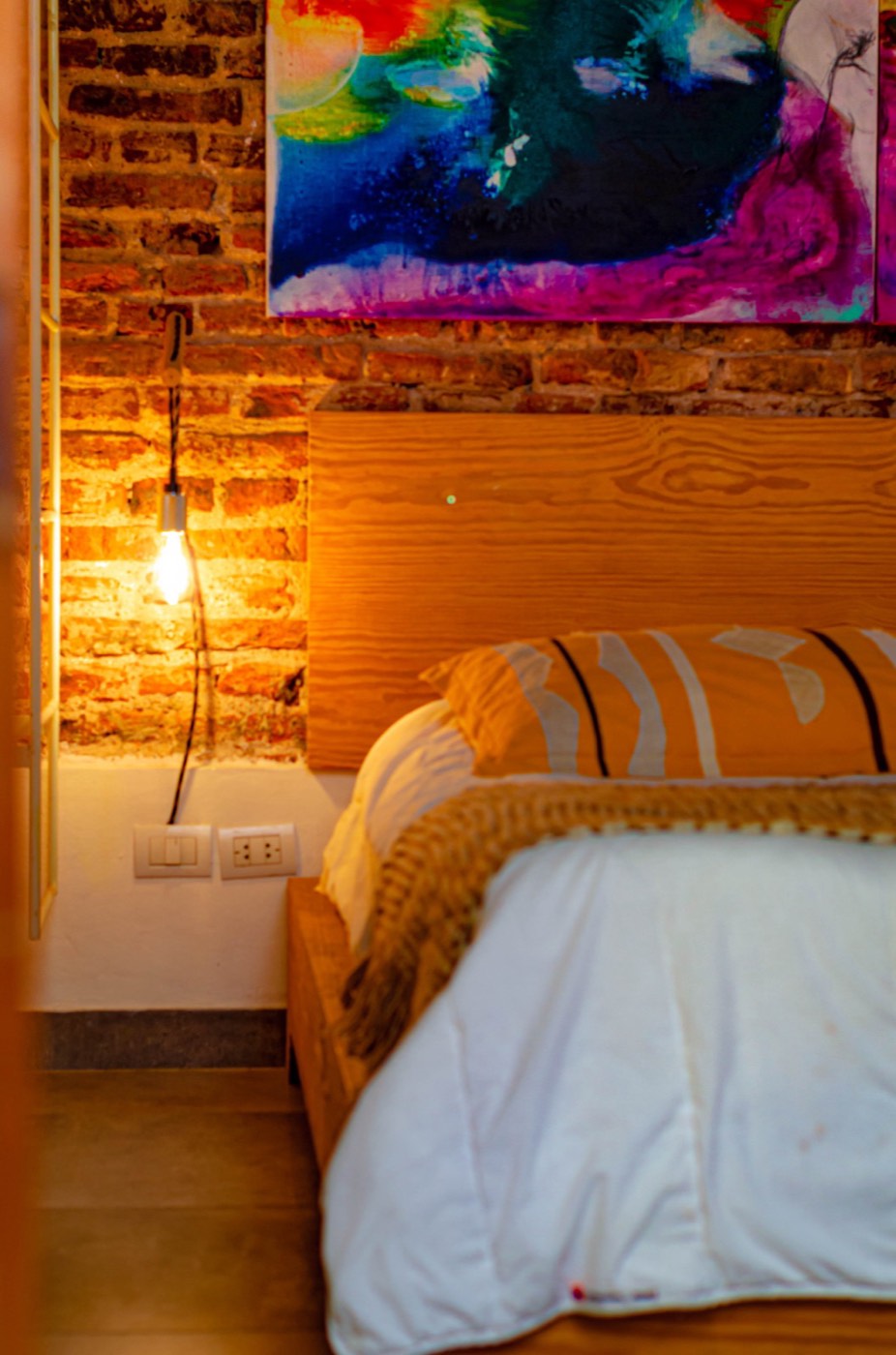 Rochas — Details: the lamp and the headboard